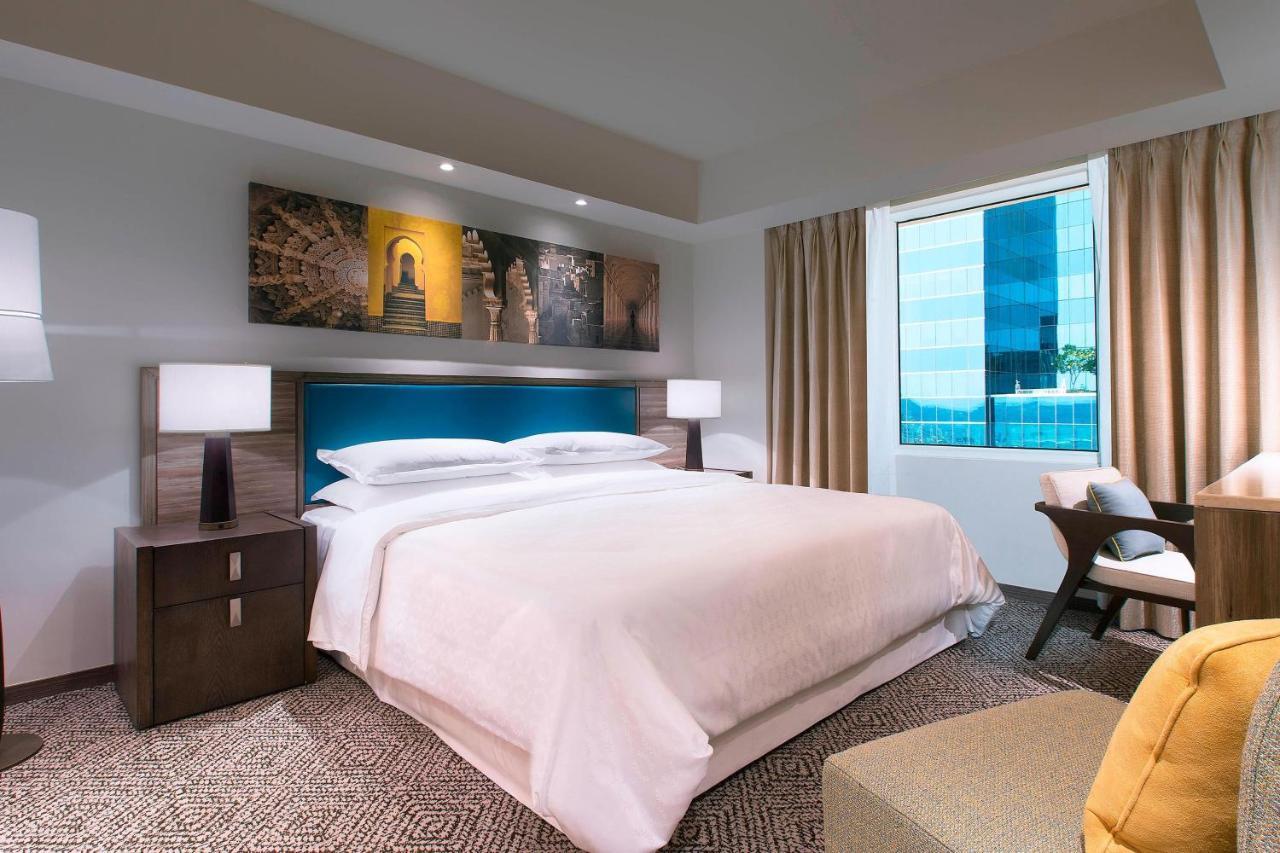 Sheraton Hyderabad Hotel Екстериор снимка
